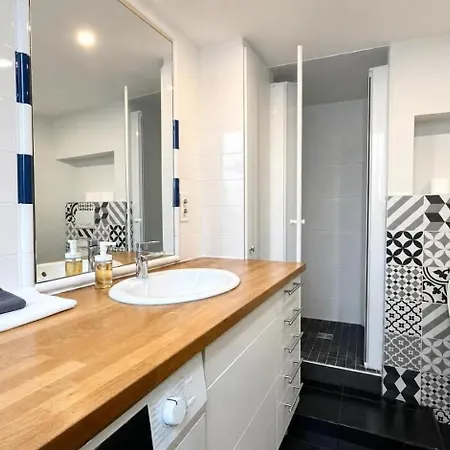 2 Bedroom Spacious Near Pere Lachaise * Paris