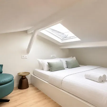 2 Bedroom Spacious Near Pere Lachaise *